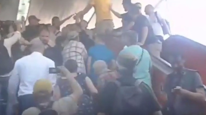 (VIDEO) KRVAVI SCENARIO IZBORNIH GUBITNIKA! Fizički napali pristalice SNS u centru Beograda!