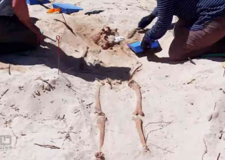 (VIDEO) KRVAVO OSTRVO KRIJE TAJNE I POSLE 400 GODINA: Novi skeleti žrtava BRUTALNOG MASOVNOG UBISTVA iskopani u Australiji