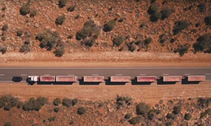 VIDEO: Kad automobil vuče kamion sa sedam prikolica