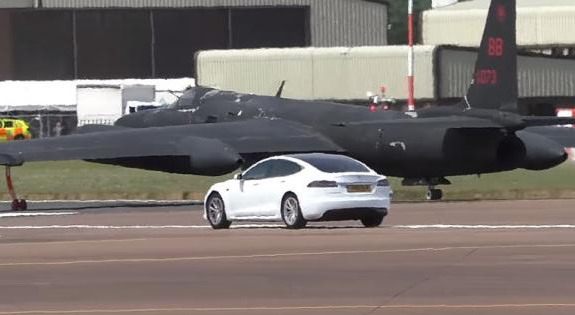 VIDEO: Kako Tesla i U-2 sarađuju na pisti