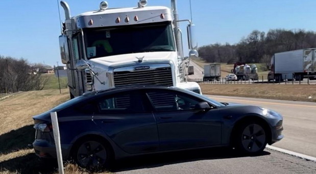 VIDEO: Kamionom udario u Teslu na autopilotu pa ga gurao kilometar pre nego je to primetio