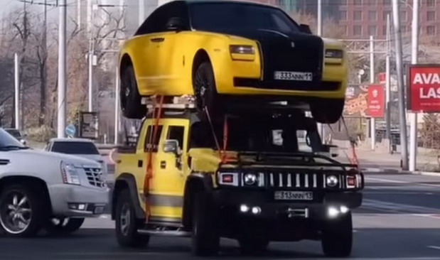 VIDEO: Kazahstanski influenser provozao Hummer s Rolls-Royceom na krovu