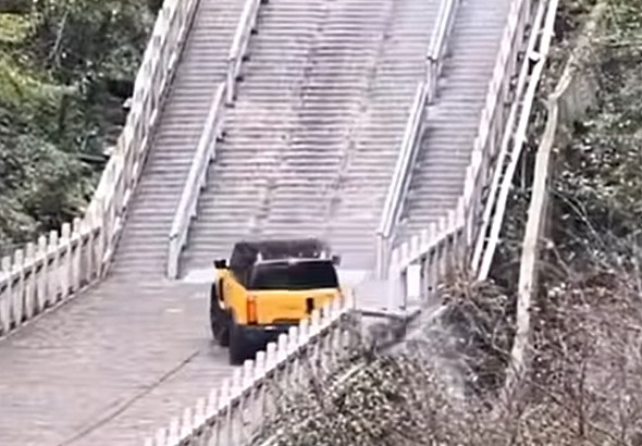 VIDEO: Kinezi pokušali da ponove uspeh Range Rovera, ali su se pošteno obrukali