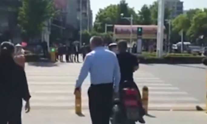 VIDEO: Kinezi smislili genijalnu ideju da spreče pešake da prelaze na crveno