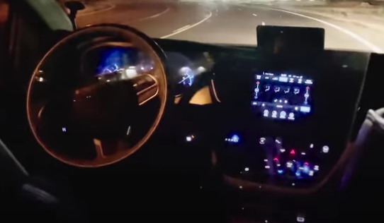 VIDEO: Koje autonomno vozilo pobeđuje u trci Tesle i Waymoa?