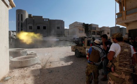 (VIDEO) SVE TREŠTI OD PALJBE: Žestoke ulične borbe sa džihadistima za Sirt, 34 vojnika poginula