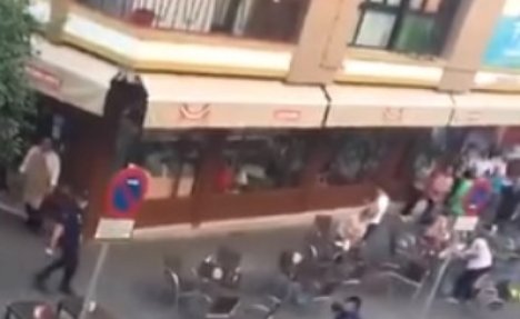 (VIDEO) LUDNICA U SEVILJI: Navijači Liona pred utakmicu napali policiju 