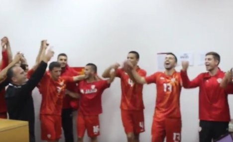 (VIDEO) MAKEDONIJA NOĆAS NIJE SPAVALA: Mladi fudbaleri plasman na EP slavili uz kolo!