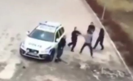 (VIDEO) MIGRANT JAČI OD 3 POLICAJKE: Ne može mu niko ništa!