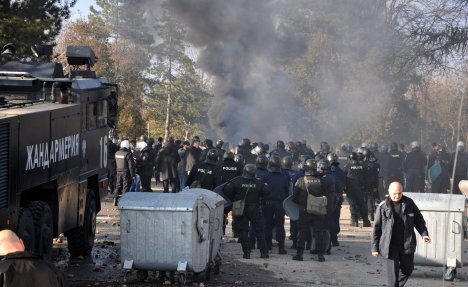 (VIDEO) MIGRANTI NAPRAVILI HAOS U BUGARSKOJ: Bili u karantinu zbog šuge, pa napali policiju kamenjem