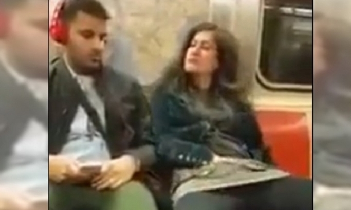 VIDEO: Masturbirala usred metroa, tip pored je iskulirao!