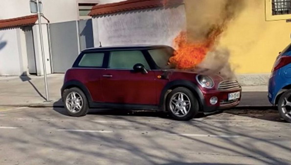 VIDEO: Mini Cooper u plamenu pali motor i beži
