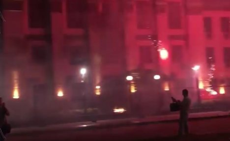 (VIDEO) NAPAD NA RUSKU AMBASADU U KIJEVU Nepoznati vandali bacili pirotehniku i pobegli s lica mesta