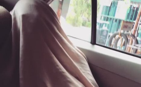 (VIDEO) NAŠA GLUMICA ZABRINULA SVE: Uhvaćena prekrivena čaršafom u nepoznatom automobilu