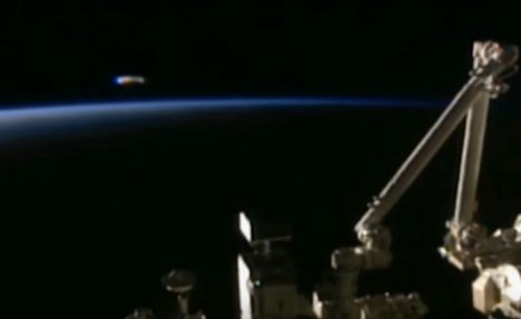 (VIDEO) NASA HTELA DA SAKRIJE NLO: Prekinuli snimak iz svemira na kom se vidi leteći tanjir?!