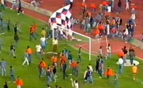 (VIDEO) NE PONOVILO SE: Meč koji je najavio rat, fudbaleri Partizana bežali od navijača u Splitu