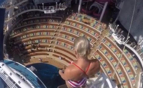 (VIDEO) NEVEROVATAN PODUHVAT USRED OKEANA: Skočila u mali bazen sa 17 metara visoke platforme