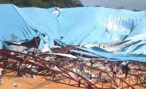 (VIDEO) NEZAPAMĆENA TRAGEDIJA U NIGERIJI: Urušio se krov na crkvi, najmanje 160 vernika stradalo
