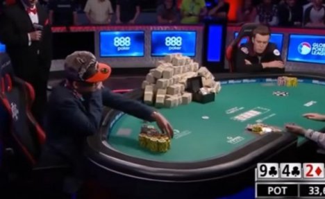 (VIDEO) NIKAD VIĐENO: Najveći pokeraški blef svih vremena doneo mu 8 miliona dolara 