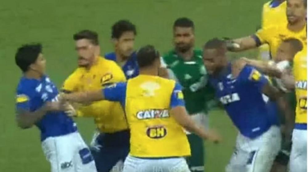 (VIDEO) NOVA TUČA U BRAZILU: Malo fudbala i pesničenje (VIDEO)