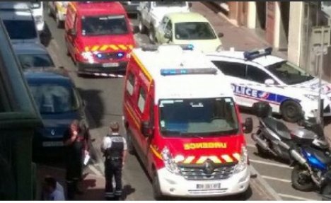 (VIDEO) NOVI NAPAD U FRANCUSKOJ: Muškarac prerezao vrat policajki u stanici u Tuluzu!