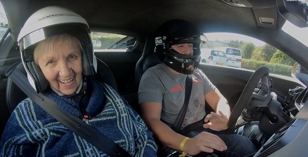 VIDEO: Najkul baka ima 80 godina i vozi se Nirburgringom brže od 300 km/h
