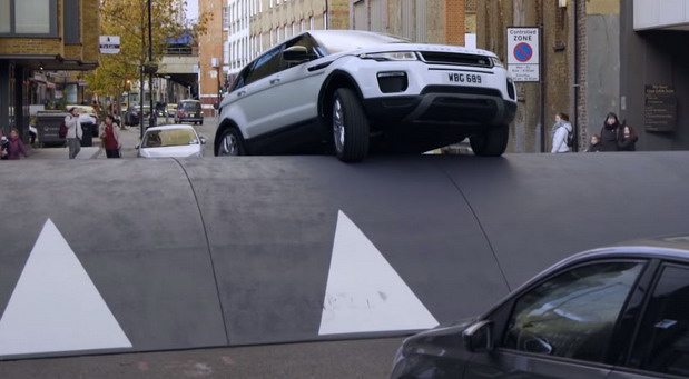 VIDEO: Najveći ležeći policajac na svetu nije prepreka za Range Rover Evoque