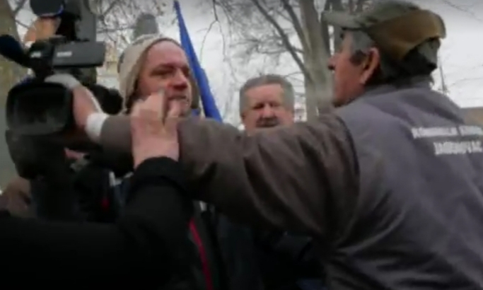 VIDEO: Napao snimatelja u Jasenovcu, urlao i pretio
