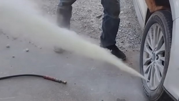 VIDEO: Napumpao gumu – aparatom za gašenje požara