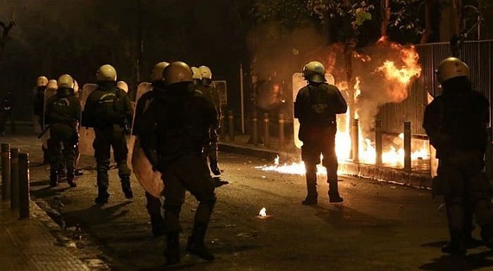 VIDEO: Navijači divljali ulicama Soluna, sukobili se i sa policijom