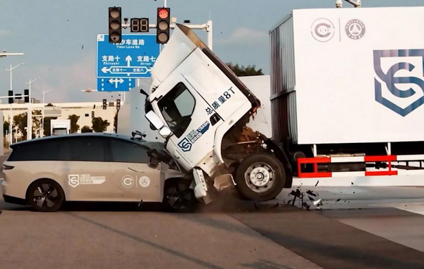 VIDEO: Neverovatni crash test u kojem kineski električni auto uništava kamion