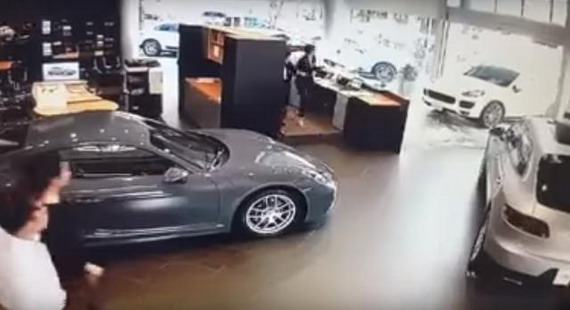 VIDEO: Nezadovoljni kupac uleteo SUV-om u salon Porschea