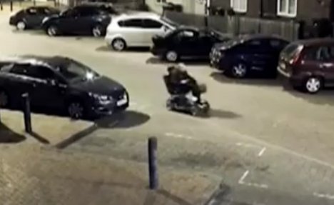 (VIDEO) OVI LOPOVI SU NAJLUĐI NA SVETU: Ukrali kasu pa krenuli da beže invalidskim skuterom