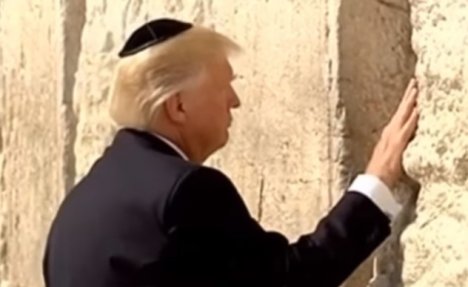 (VIDEO) OVO DO SADA NIJE URADIO NIJEDAN PREDSEDNIK SAD: Tramp se pomolio pred Zidom plača!