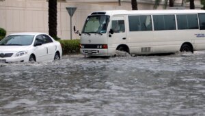 (VIDEO) Obilne kiše u Ujedinjenim Arapskim Emiratima, zaustavljen saobraćaj na aerodromu u Dubaiju