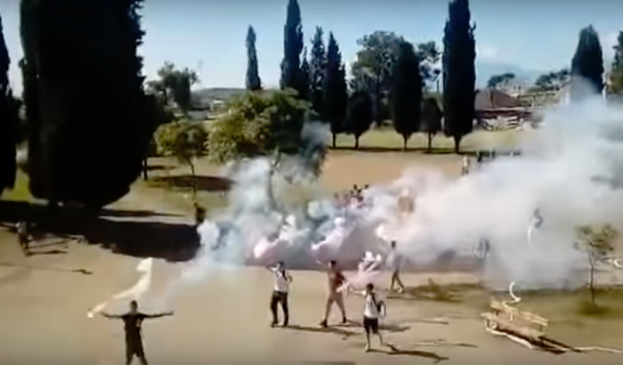 VIDEO: Osnovci u Crnoj Gori gađali školu upaljenim bakljama