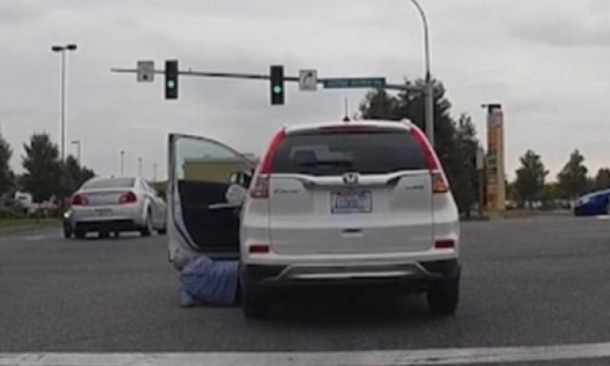 VIDEO: Ova žena je uspela svojim automobilom da pregazi samu sebe