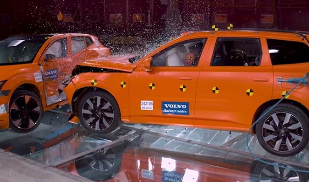 VIDEO: Ovako izgleda kad se sudare najveći i najmanji Volvo