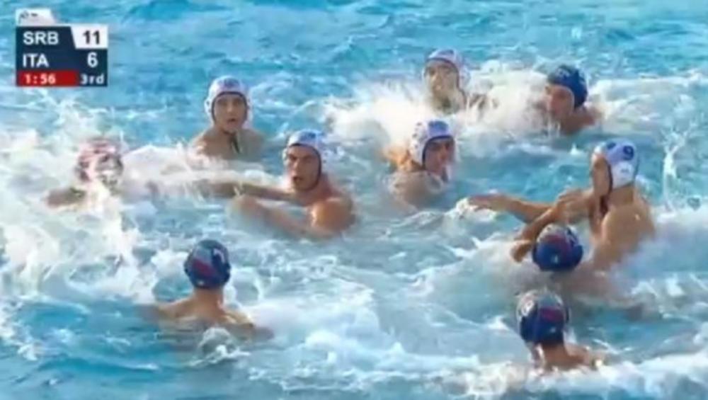 (VIDEO) MUČKI S LEĐA NA SRBE Burno u bazenu u Beogradu: Italijani neočekivano napali Delfine pesnicama