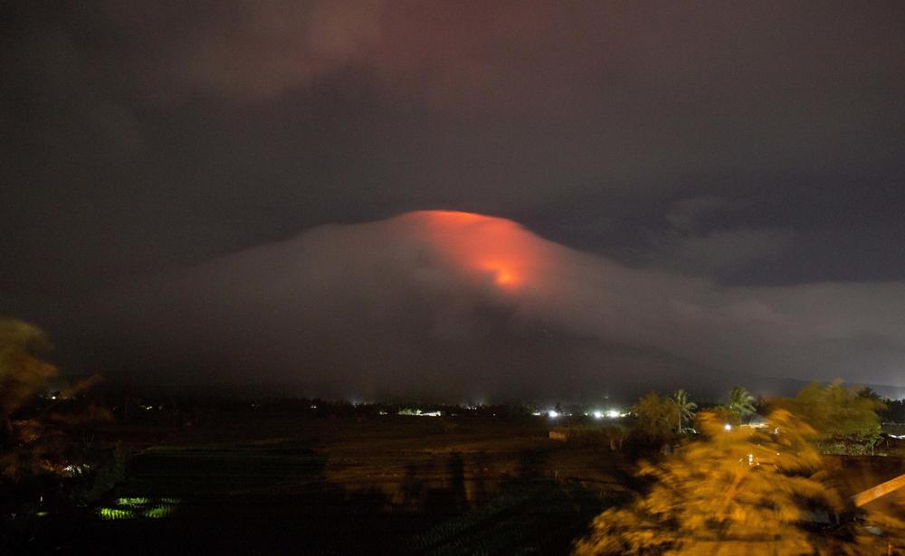 (VIDEO) POČEO DA BLJUJE LAVU: 9.000 ljudi evakuisano zbog vulkana! Erupcija pitanje dana!