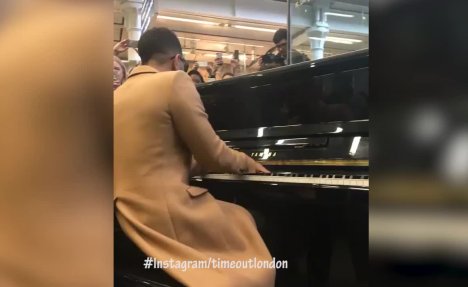 (VIDEO) POMETNJA U LONDONSKOM METROU: Džon Ledžend seo za klavir i izazvao histeriju!