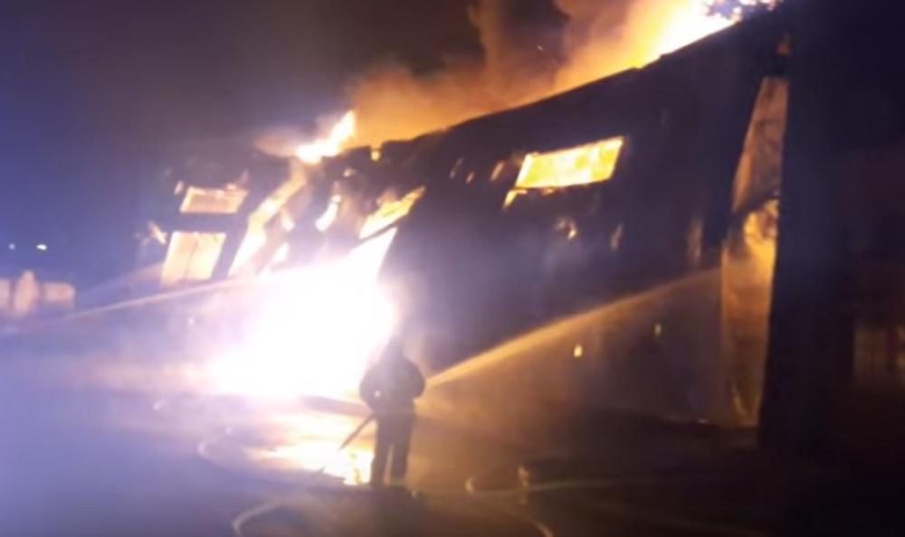 (VIDEO) POŽAR GUTA FABRIKU KONCA U ZAGORJU: Gori jedno od skladišta, vatrogasci se bore sa buktinjom!