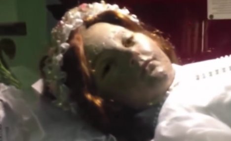 (VIDEO) PREVARA ILI  BOŽJI ZNAK? Devojčica koja je ubijena pre 300 godina otvorila oči 