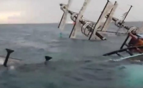 (VIDEO) PROGUTALI GA TALASI: Potonuo brod s turistima, jedan nestao, 33 povređenih