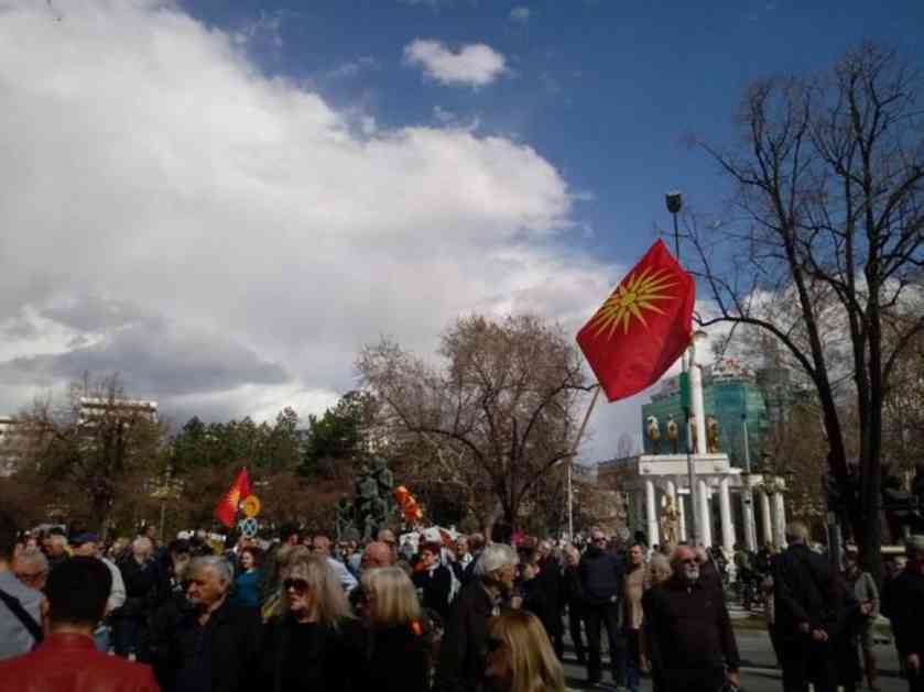 (VIDEO) PROTEST ISPRED SOBRANJA: Kod zgrade makedonskog parlamenta okupili se građani koji se protive zakonu o jeziku