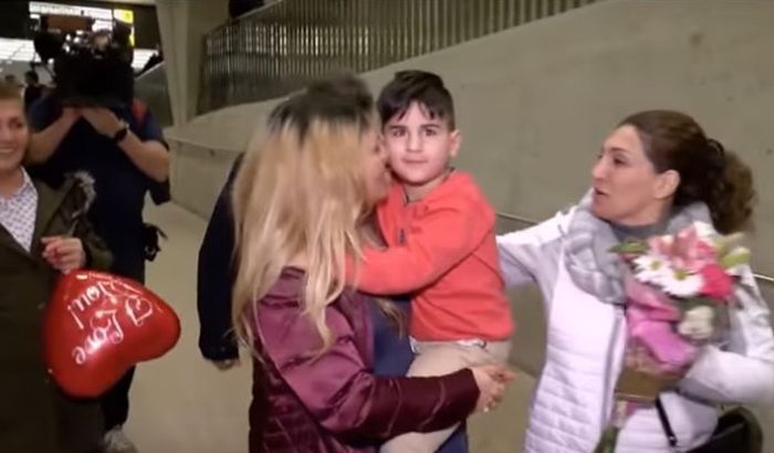 VIDEO: Petogodišnjak zadržan na aerodromu, stavljene mu lisice