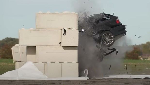 VIDEO: Pogledajte kako izgleda kad se luksuzni BMW zabije u zid sa 150 km/h