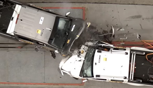 VIDEO: Pogledajte kako je stara Nissan Navara prošla u sudaru s novom