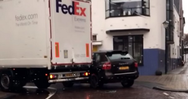 VIDEO: Pogledajte kako je završio nepropisno parkirani Porsche