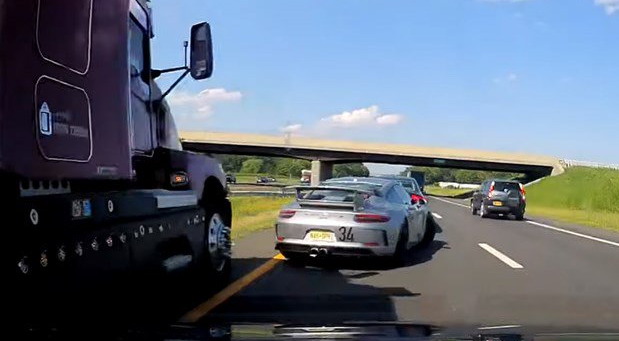 VIDEO: Pogledajte kako se vozač Porschea spasio brzom reakcijom